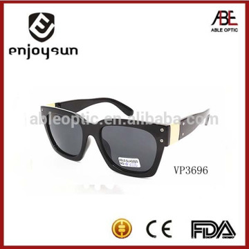 Черный цвет мужские солнцезащитные очки ввели итальянские солнцезащитные очки бренда
